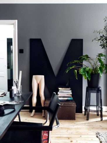 La déco au masculin - Un appartement aux murs gris anthracite qui joue la carte du design