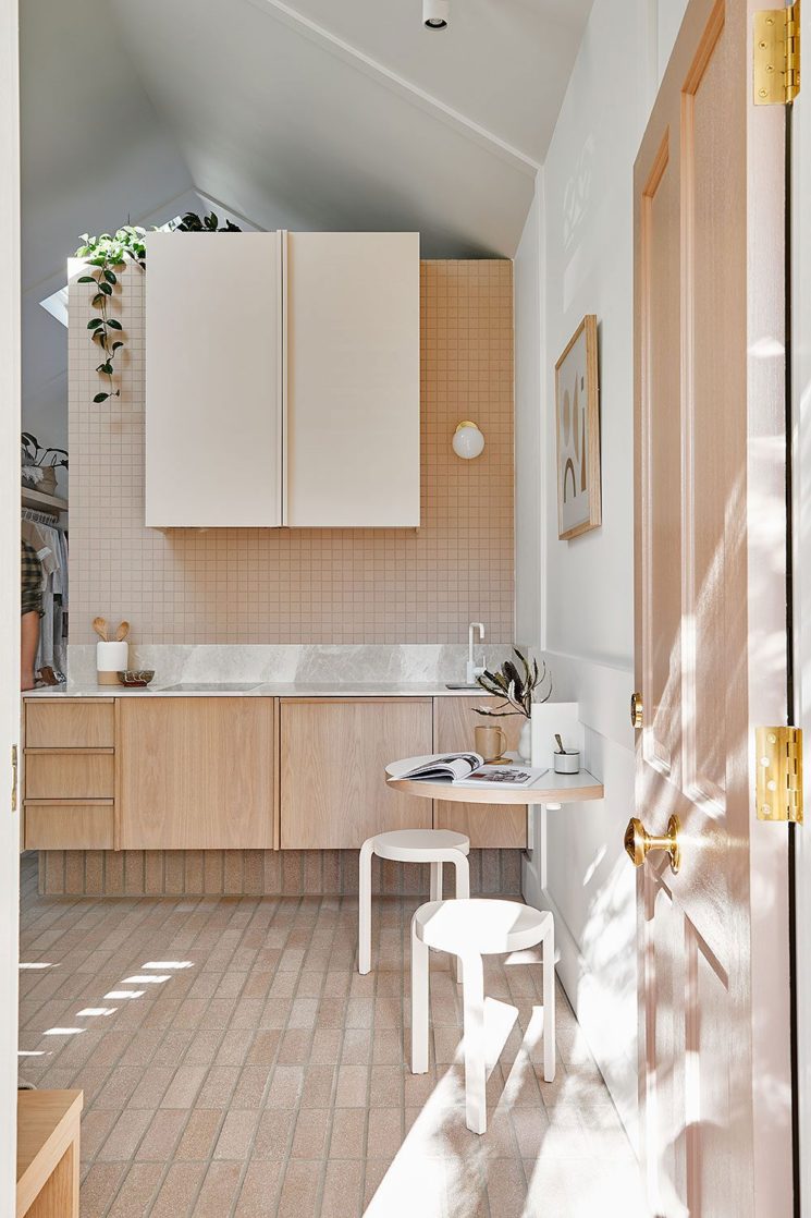 Canning cottage par l'agence Bicker (Melbourne) // Crédence de cuisine petits carreaux nude, placard en bois et plan de travail en pierre