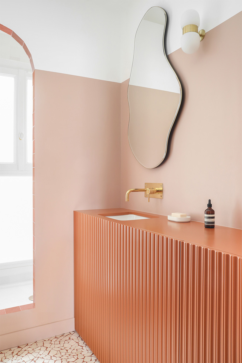 Salle de bain associant terracotta et rose saumon par Heju studio