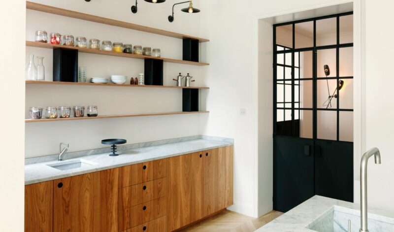 Cuisine murale avec étagères et rangée d'appliques design au style industriel
