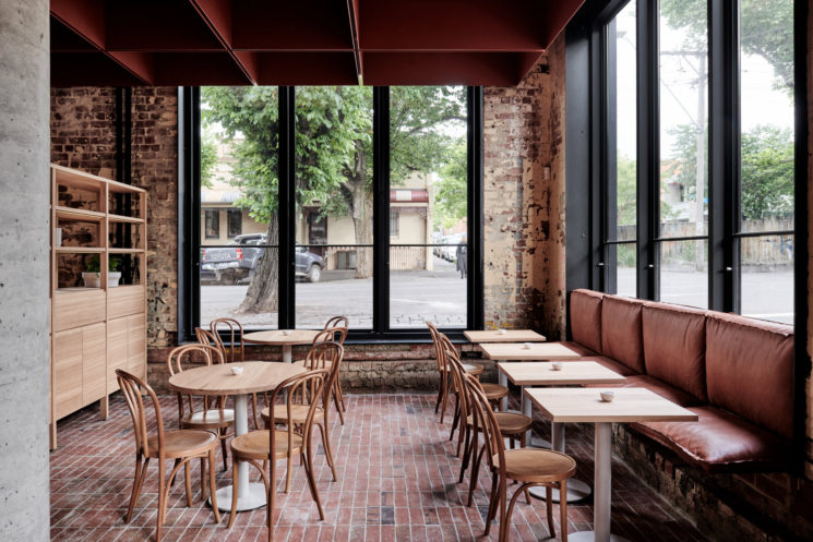 Terracotta mania, le rouge brique est partout || Bentwood Cafe à Fitzroy, Melbourne - Conception : Ritz & Ghougassian