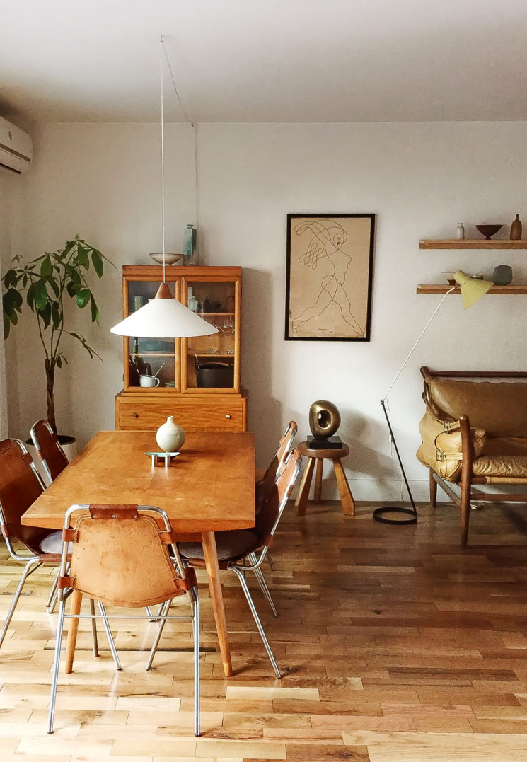 Une salle à manger au mobilier vintage milieu de siècle