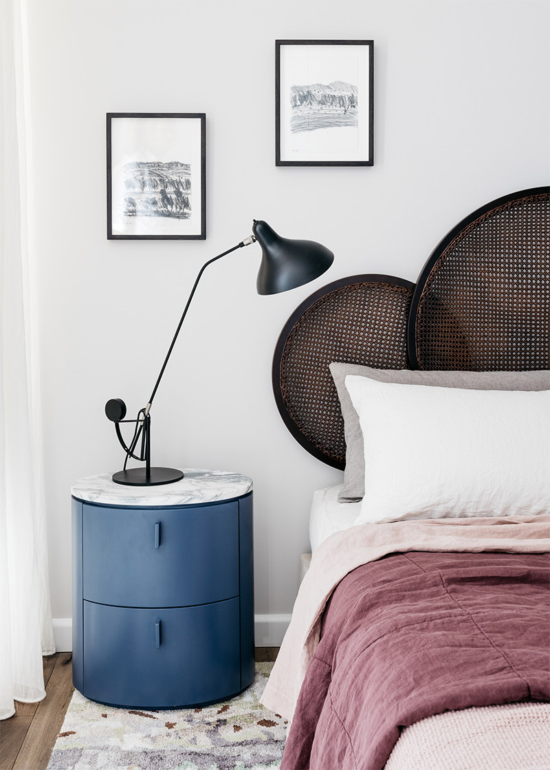 10 idées déco pour une chambre à coucher stylée // Une tête de lit originale en cannage, une table de chevet design, tapis, lampe.... 