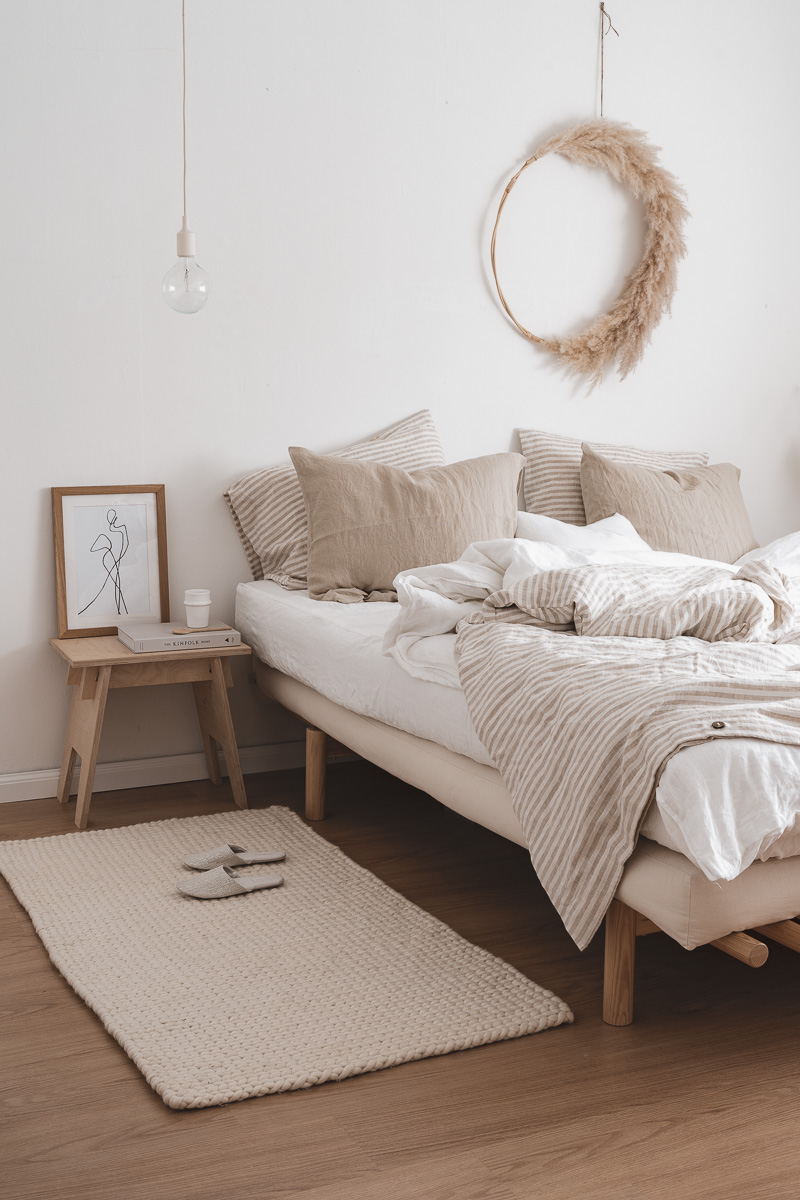 10 idées déco pour une chambre à coucher stylée // Mettre des textiles, tapis, rideaux, pour une ambiance chaleureuse