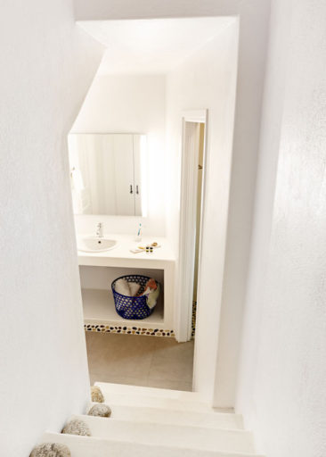 Une salle de bain de style bord de mer || Hôtel Agnandi à Mykonos