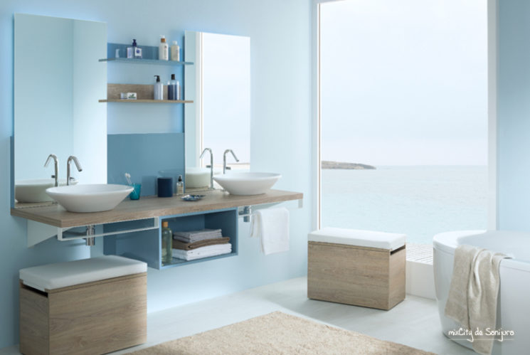 Une salle de bain de style bord de mer || Vasque Fontana sur plateau chêne du Quebec - Sanijura