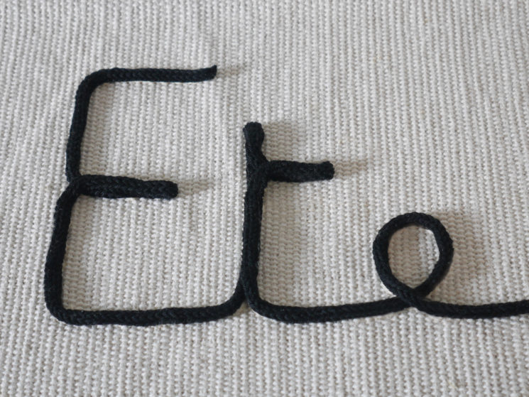 [ DIY ] Un tapis décoré de tricotin