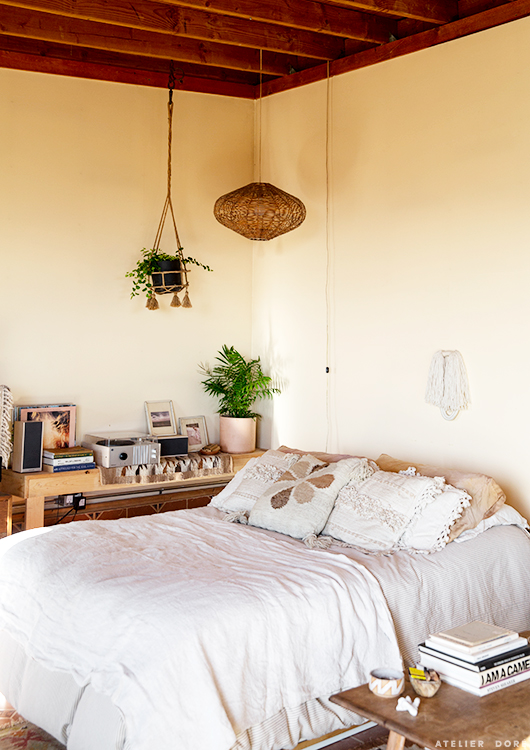 Une chambre bohème aux murs jaune paille