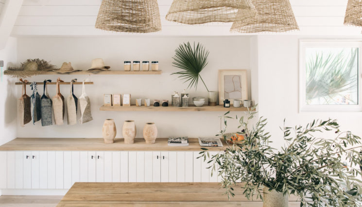 Une cuisine blanche en bois et bois clair en mode slow bohème