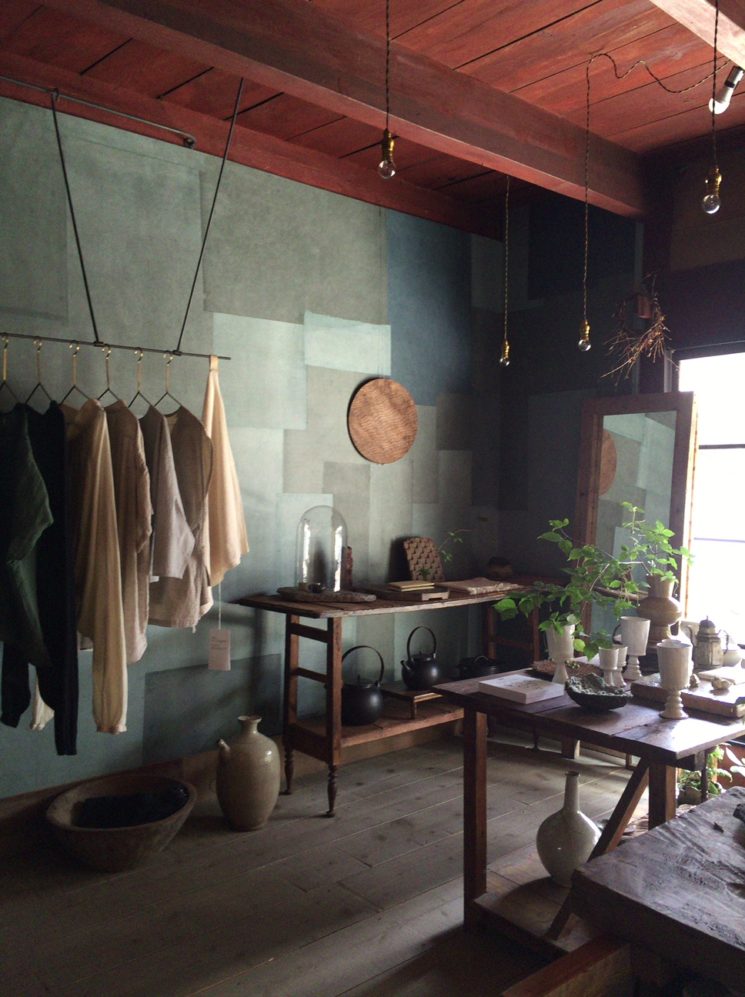 Tonalités wabi sabi et matières brutes || Le café boutique Stardust à Kyoto