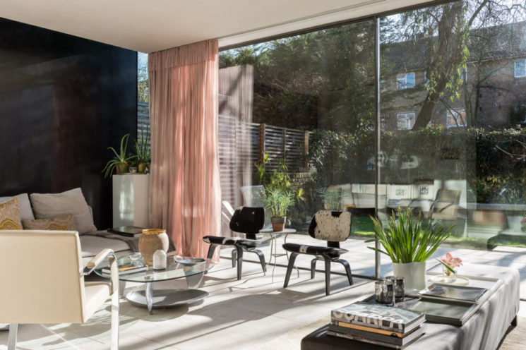 L'atout des baies vitrées pour vivre dedans dehors || Maison à Londres vendue par The Modern House