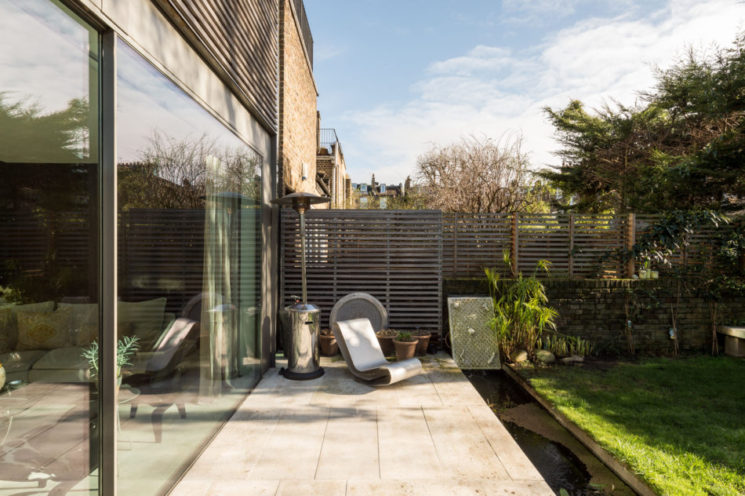 Maison à Londres avec de belles baies vitrées ouvrant sur un jardin à Londres