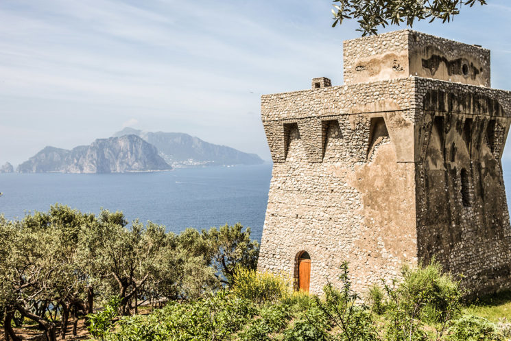 LA DOLCE VITA EN MODE VINTAGE // Torre Punta Campanella - Villa à louer face à Capri - Italie 