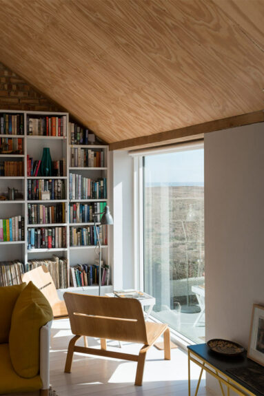 Maison de mer dans le Suffolk avec des parements en pin