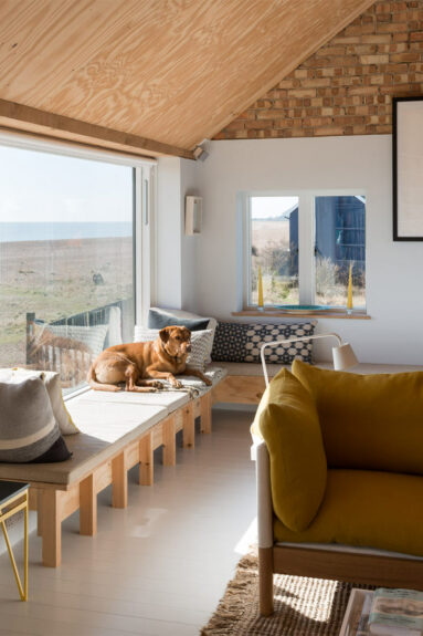 Maison de mer dans le Suffolk avec des parements en pin