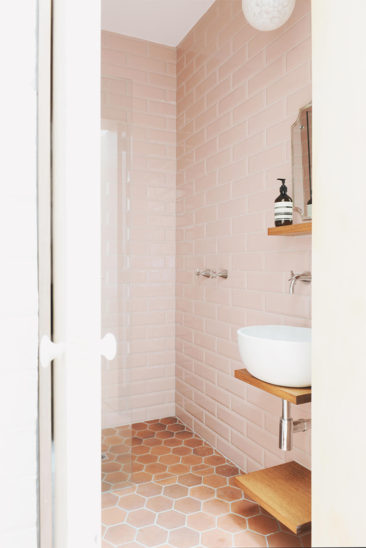 Salle de bain rose terracotta || Park St - Studio Hearth