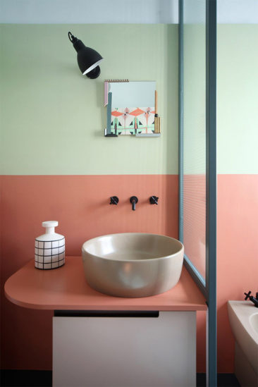 Salle de bain rose terracotta || Refurbishment of an apartment - Marcante-Testa | UdA Architetti