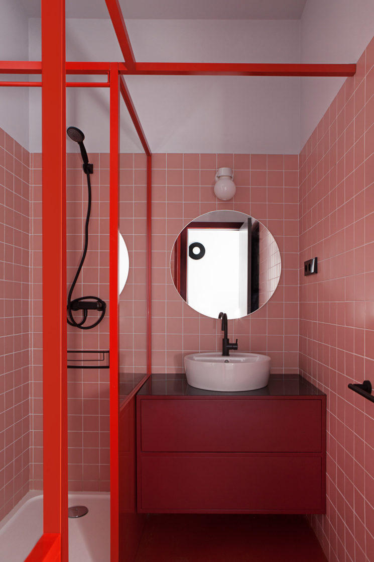 Salle de bain rose terracotta || Appartement pour étudiants à Madrid - Studio Plutarco