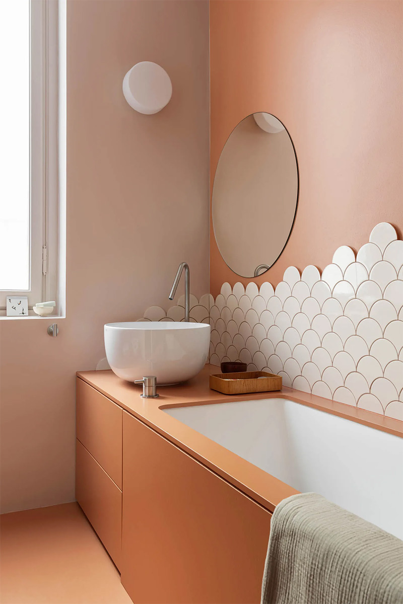 Une salle de bains dans les tons abricotés terracotta Une salle de bains dans les tons abricotés terracotta