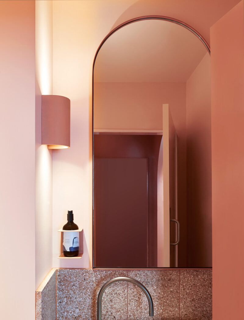 Salle de bain rose terracotta || Restaurant Fonda à Bondi Beach – Studio Estata Salle de bain rose terracotta || Restaurant Fonda à Bondi Beach – Studio Estata
