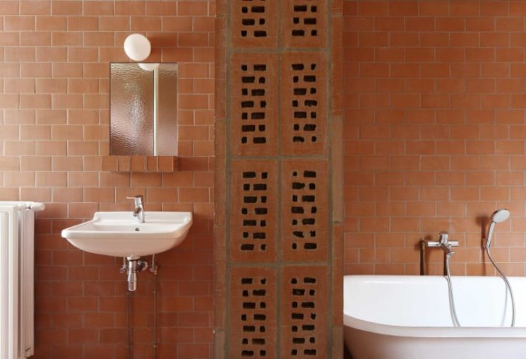 Salle de bain rose terracotta || Extension/rénovation à Anvers par l'architecte Vylder Vinck Taillieu