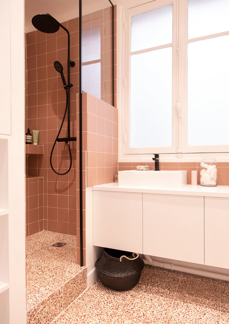 Camaïeu de blanc à terracotta pour cette petite salle d'eau parisienne Camaïeu de blanc à terracotta pour cette petite salle d'eau parisienne