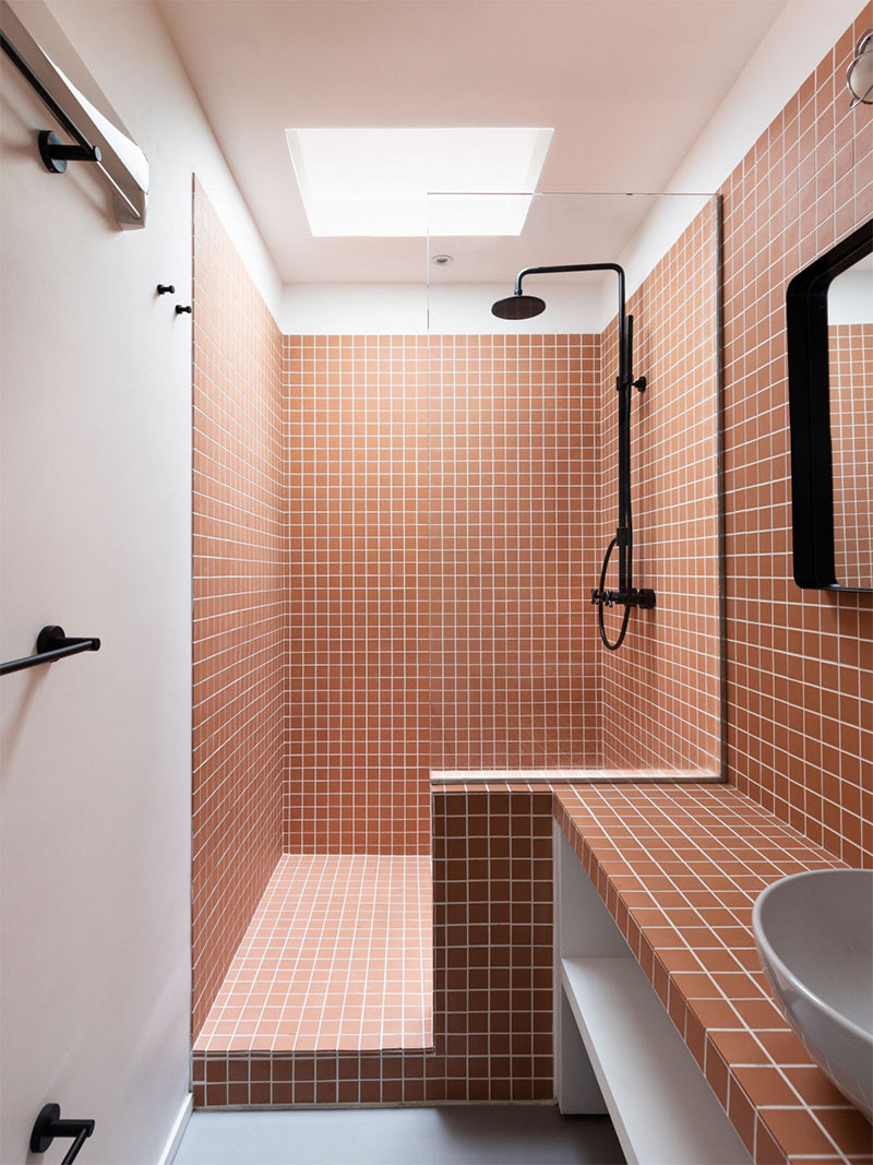 Une salle de'eau avec du carrelage 5x5 terracotta Une salle de'eau avec du carrelage 5x5 terracotta