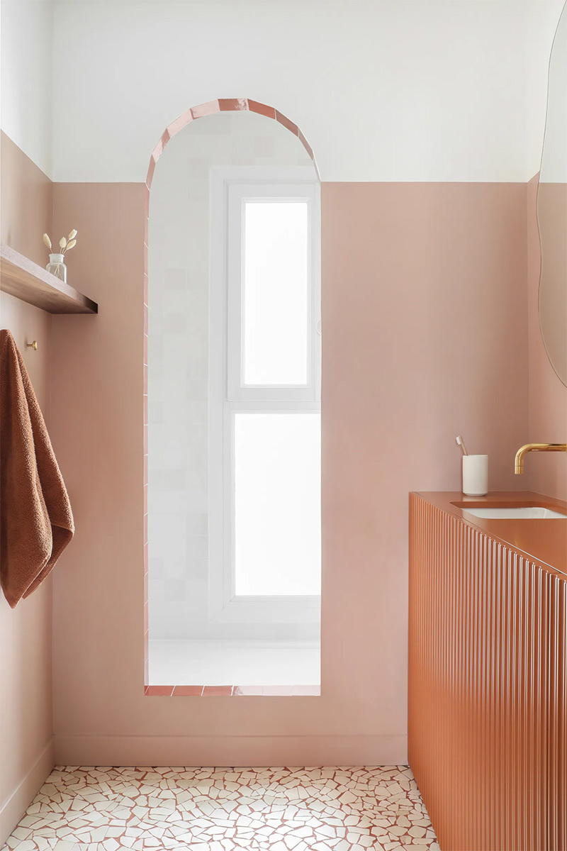Une salle de bains dans la palette de rose terracotta Une salle de bains dans la palette de rose terracotta