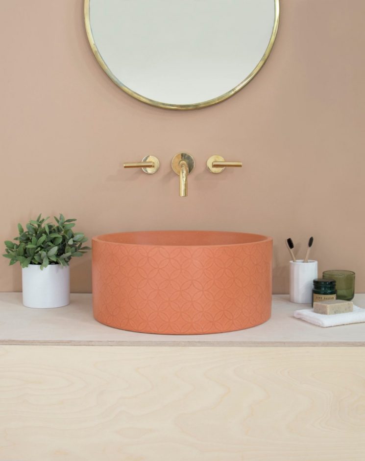 Salle de bain rose terracotta || Kast concrete basins