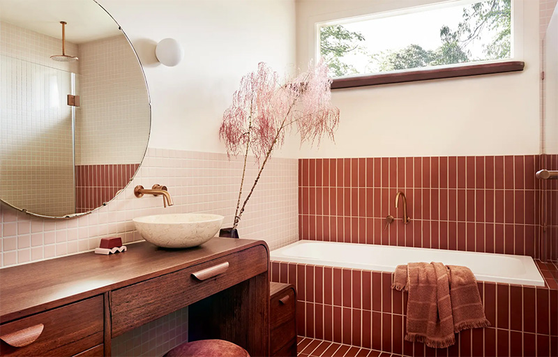 Une salle de bains avec du carrelage rose et bordeaux par Kim Kneipp