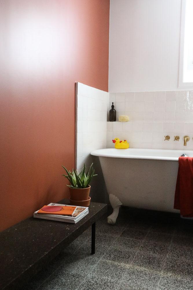 Salle de bain rose terracotta || Un mur terracotta