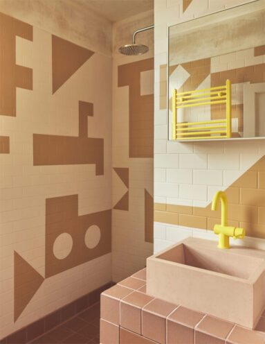 Le terracotta se réinvente de manière graphique dans cette salle d'eau