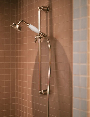 Une douche présentant des murs en carreaux de faïences 5x5 Terracotta mats
