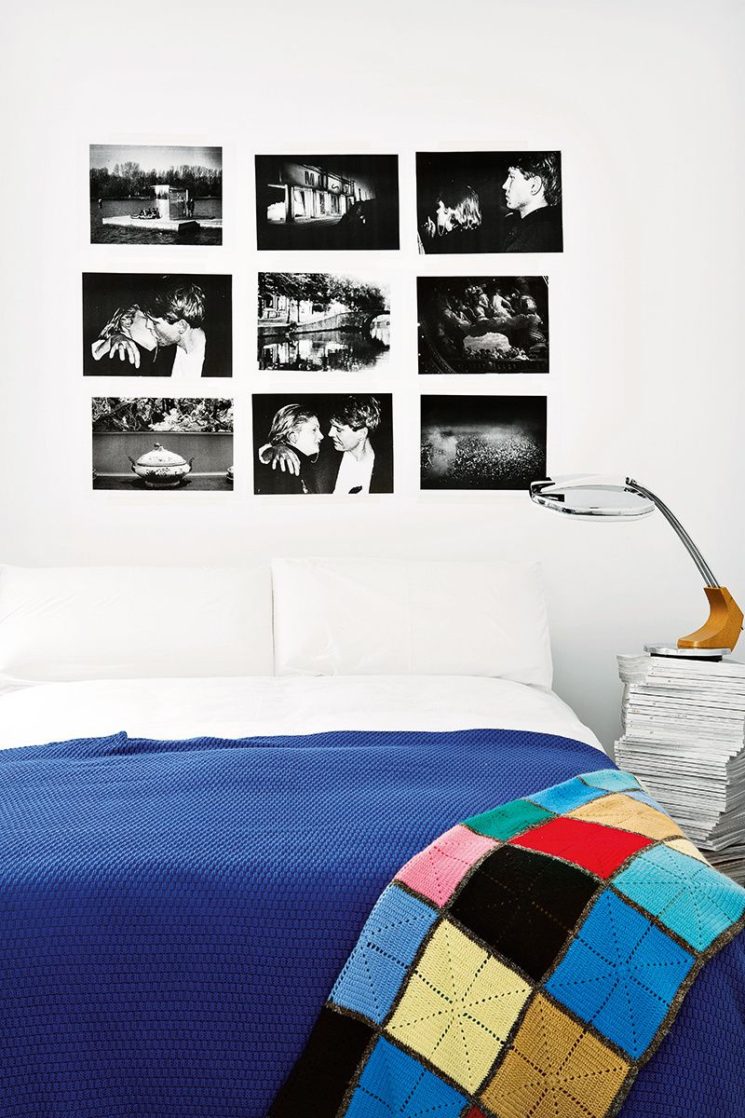 L'art de mettre en scène ses photographies dans sa déco || Des photos noir et blanc juste collées aux murs sans cadres L'art de mettre en scène ses photographies dans sa déco || Des photos noir et blanc juste collées aux murs sans cadres