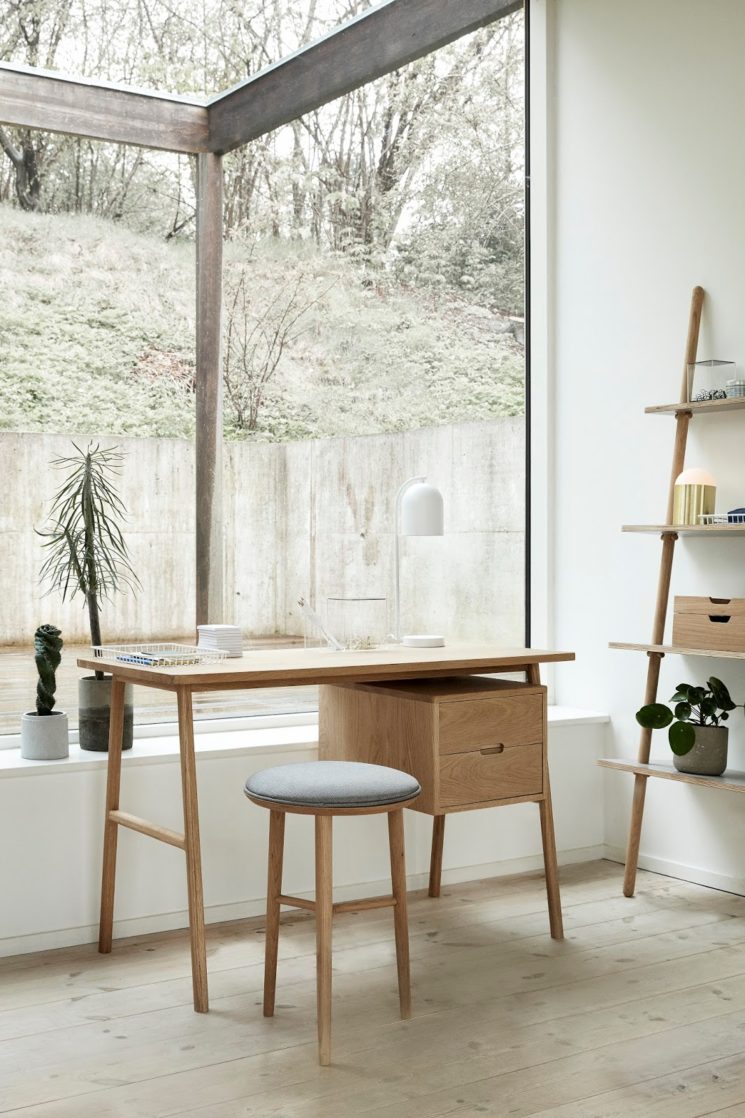 Sélection de petits bureaux en bois design || Bureau 2 tiroirs en chêne, Hübsch