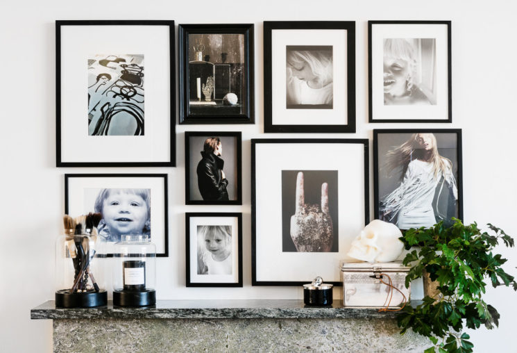L'art de mettre en scène ses photographies dans sa déco || Accumuler les cadres et les formats L'art de mettre en scène ses photographies dans sa déco || Accumuler les cadres et les formats