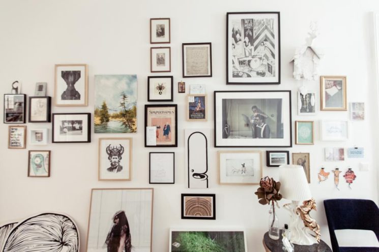 L'art de mettre en scène ses photographies dans sa déco || Mélanger photos et objets L'art de mettre en scène ses photographies dans sa déco || Mélanger photos et objets