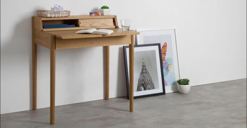 Sélection de petits bureaux en bois design || Bureau compact en chêne Léonie, Made.com