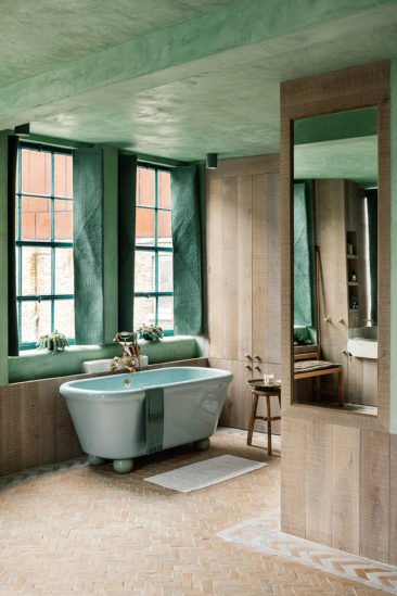 The Beldi par le studio Chan & Eayrs, salle de bains vert d'eau, bois brut et briques