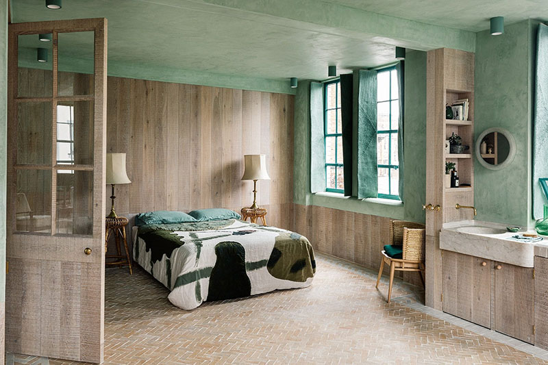 La chambre avec des parements en bois brut