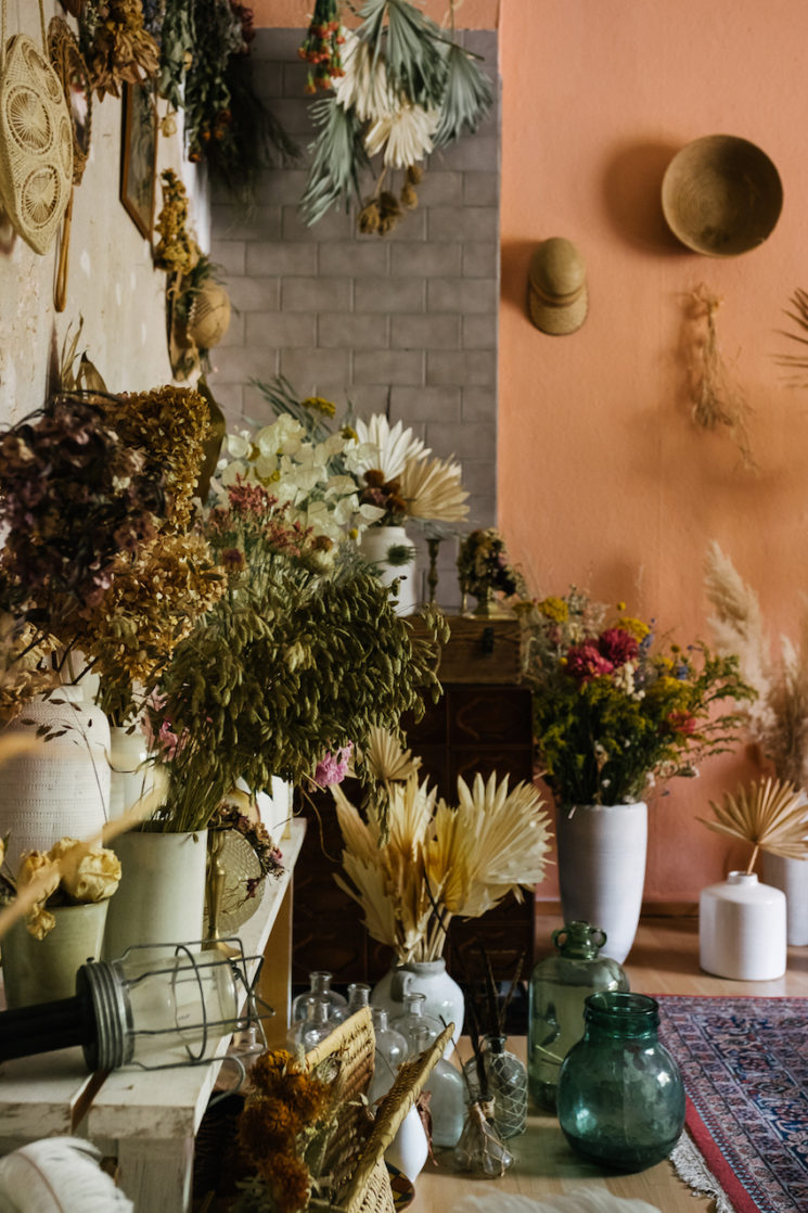 L'appartement studio de Maggie Coker à Berlin || Fleurs séchées, esprit bohème