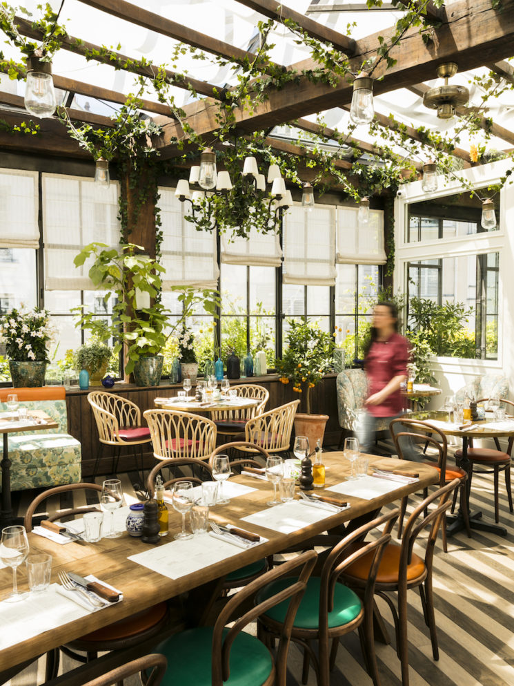 Choisir des chaises de salle à manger confortables || Restaurant Pink Mama à Pigalle, Paris