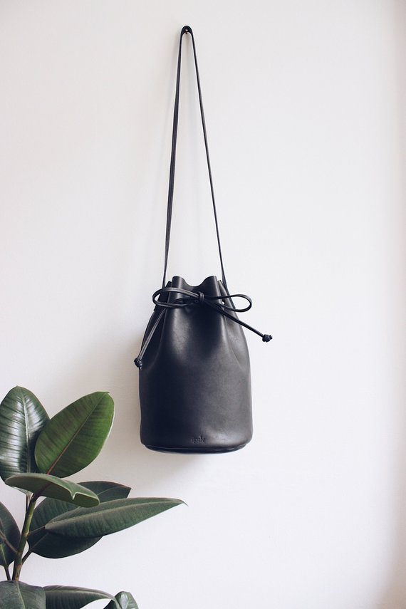 Sac seau en cuir noir - Boutique Etsy Sjaelv