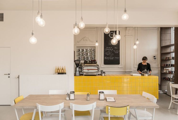 [ Idée déco ] Un îlot central de cuisine en carrelage // Lathee à Geraardsbergen en Belgique par Line architecten