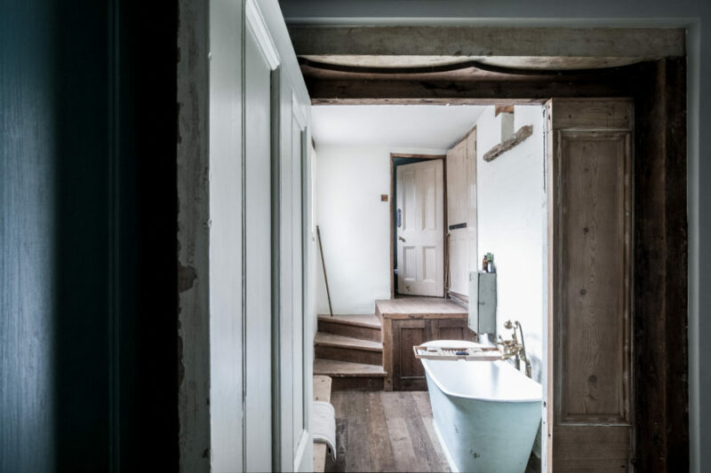 Une salle de bains dans un esprit rustique // The Coach house - Queen Anne road, London E9