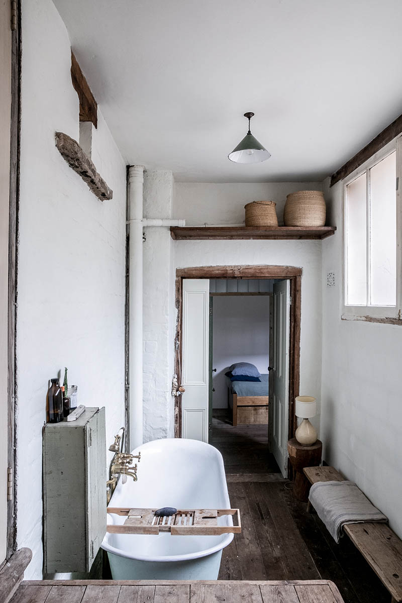 Une salle de bains dans un esprit rustique // The Coach house - Queen Anne road, London E9