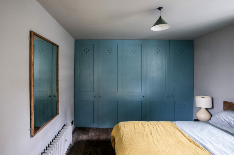 Une petite chambre avec un grand dressing mural dans un bleu truquoise sourd // The Coach house - Queen Anne road, London E9