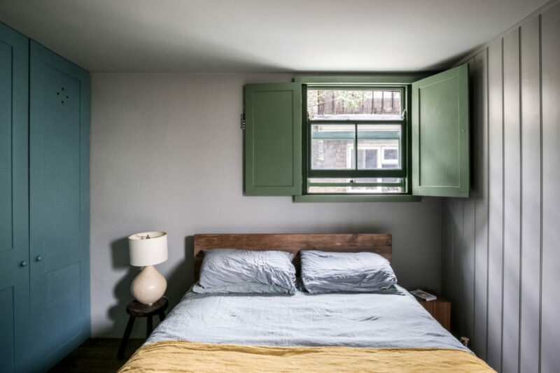 Une petite chambre peinte avec des couleurs sourdes // The Coach house - Queen Anne road, London E9