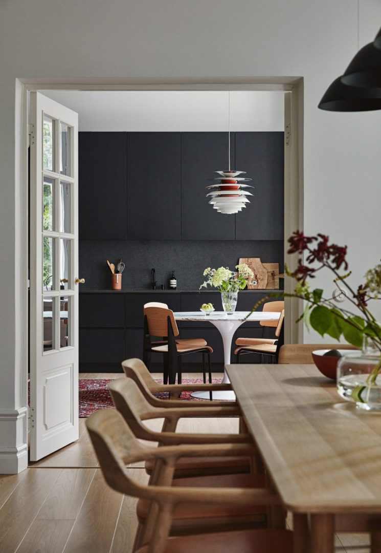 Cuisine noire, plan de travail noir et crédence noire pour le projet Lahti Home - Design intérieur :  Joanna Laajisto