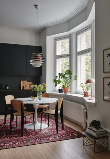 Cuisine noire, plan de travail noir et crédence noire pour le projet Lahti Home - Design intérieur :  Joanna Laajisto